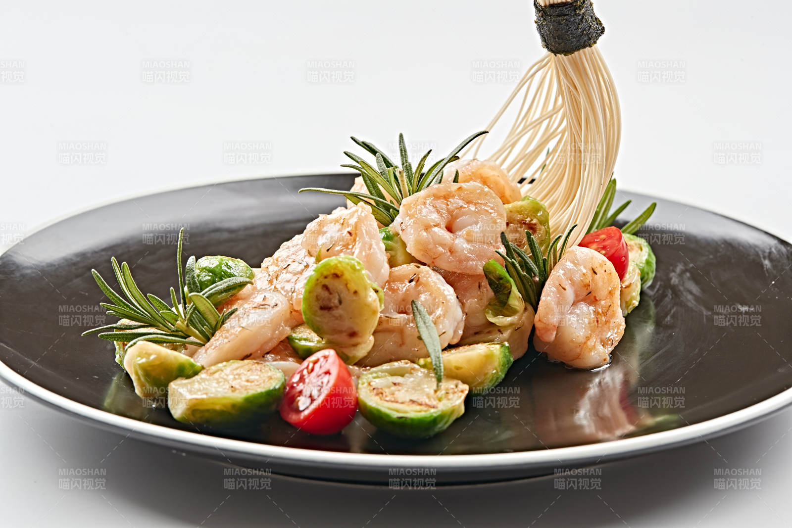 黑石盘装的金桔香炒大虾仁图片