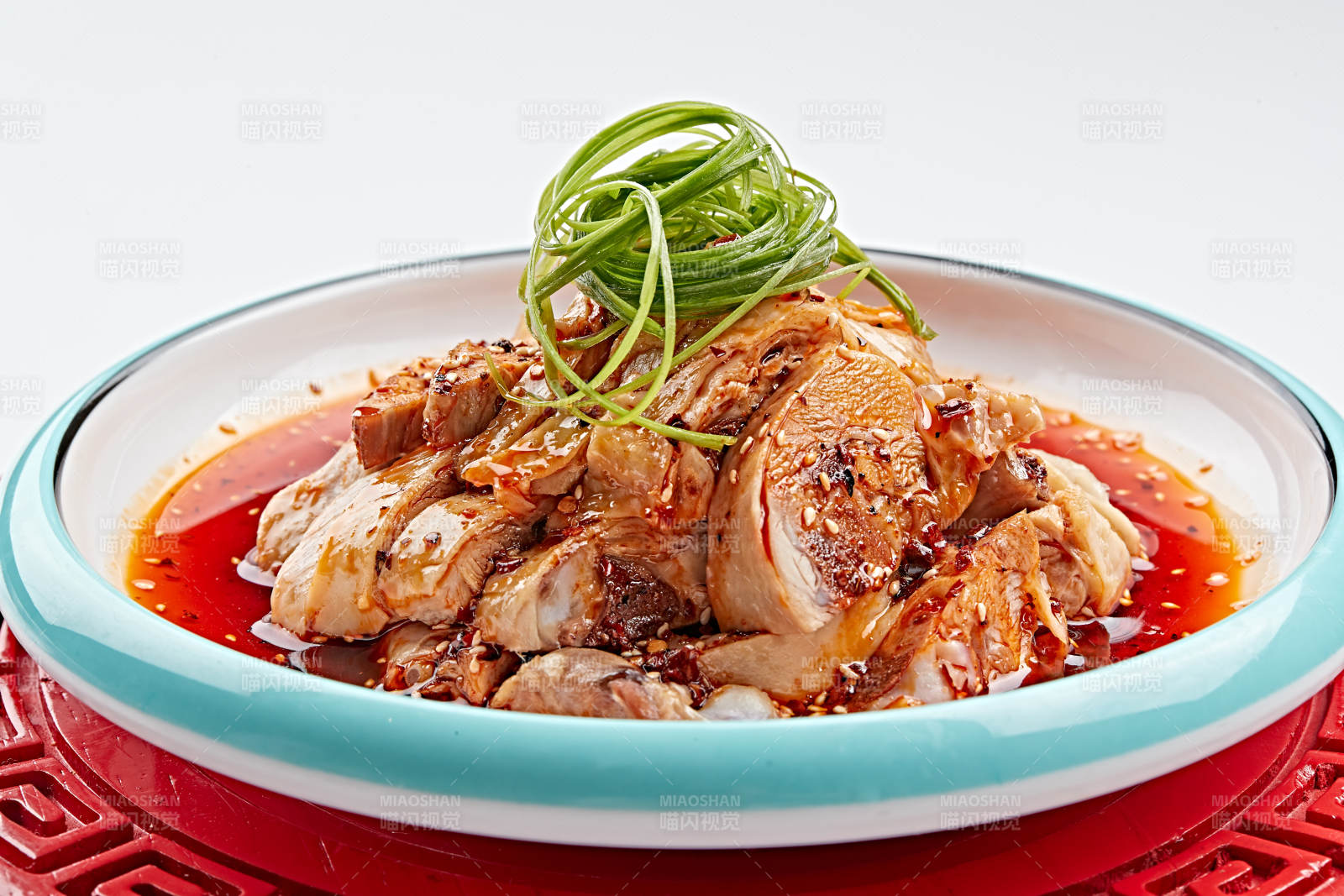 精美餐具装的红油香辣口水鸡图片