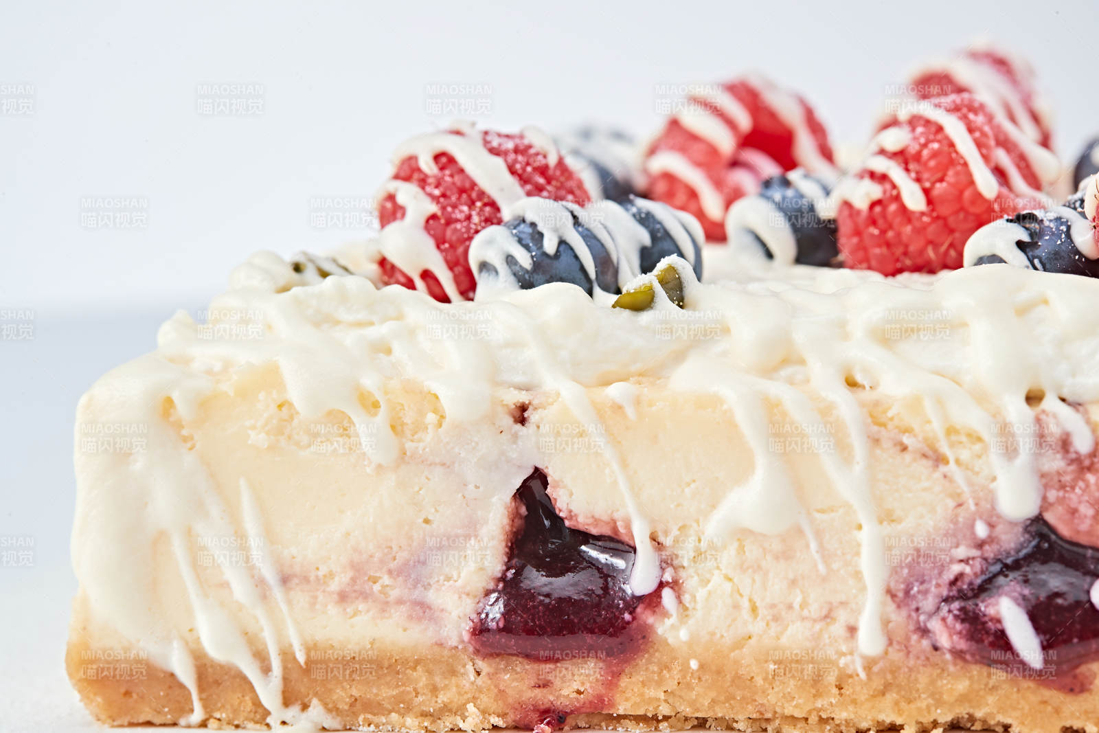 蓝莓树莓鲜奶慕斯蛋糕图片