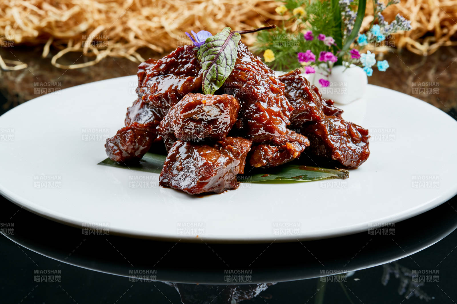 白色瓷盘装的的家常酱炖牛肉图片