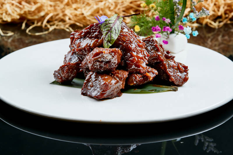 白色瓷盘装的的家常酱炖牛肉图片