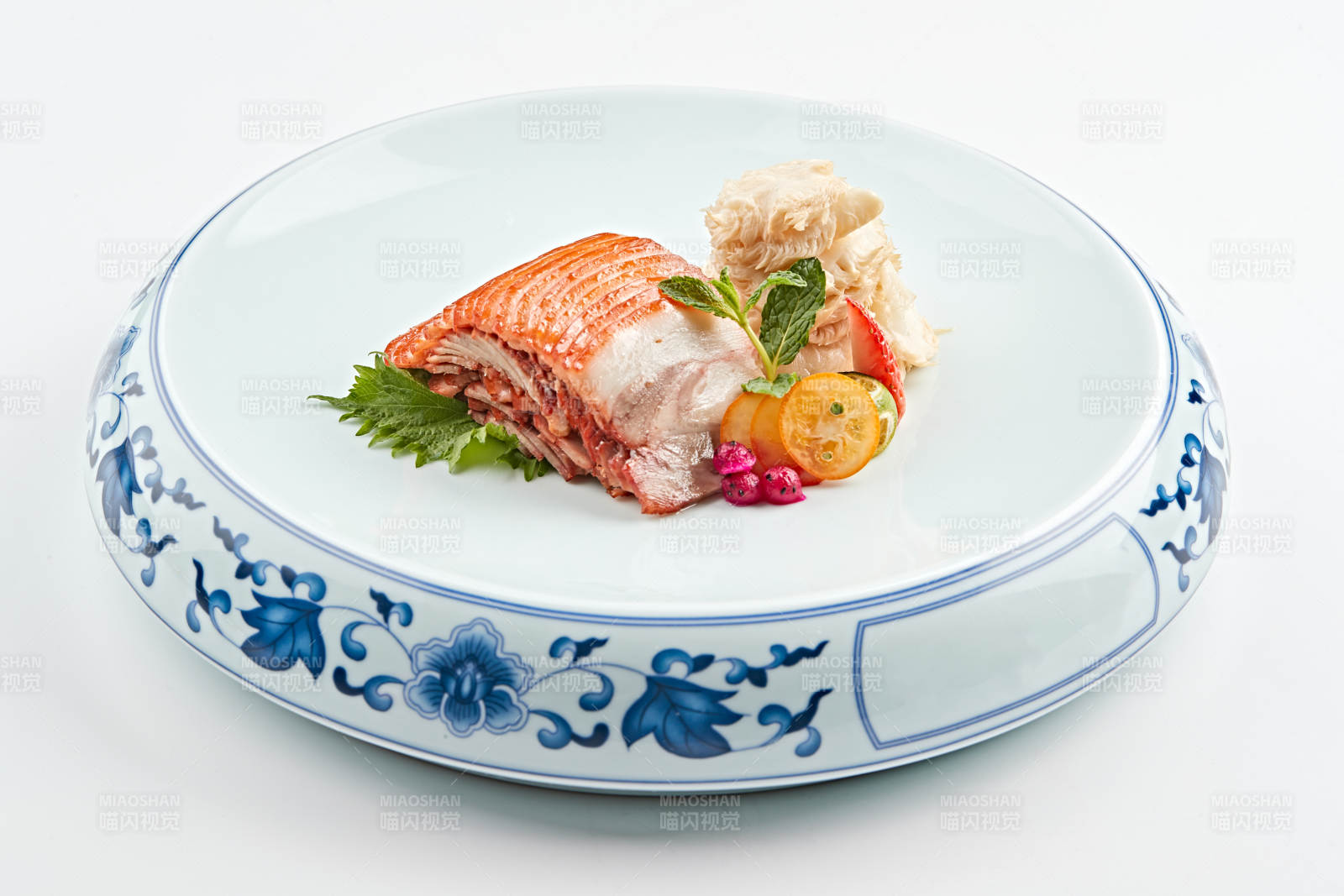 青花瓷餐具装的张家口柴沟堡熏肉图片