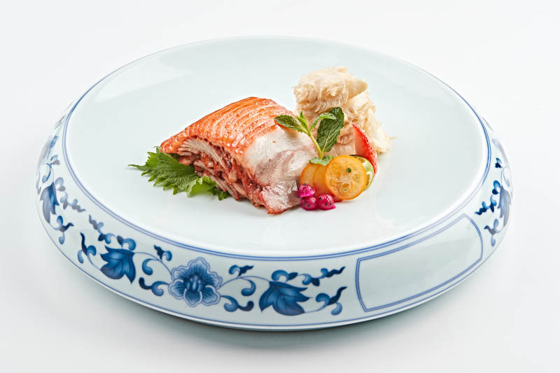 青花瓷餐具装的张家口柴沟堡熏肉图片