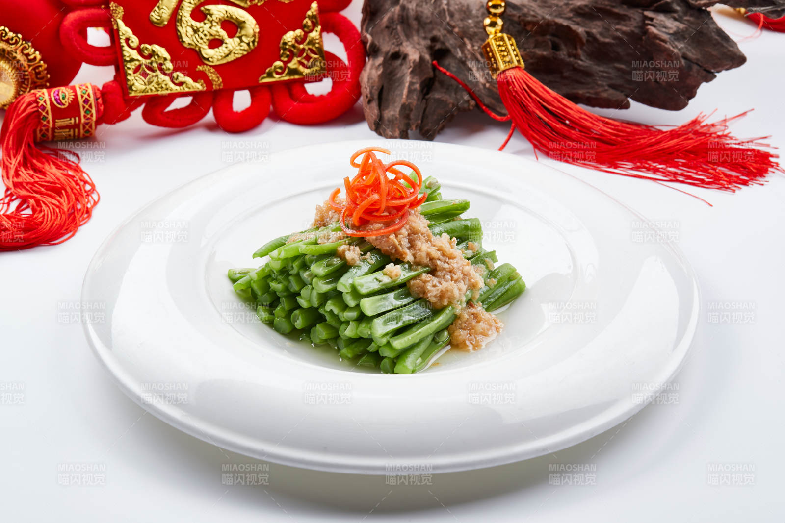 白色瓷盘装的的蒜蓉豆角丝图片