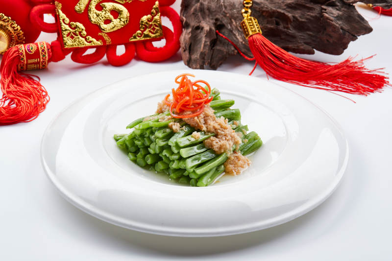 白色瓷盘装的的蒜蓉豆角丝图片