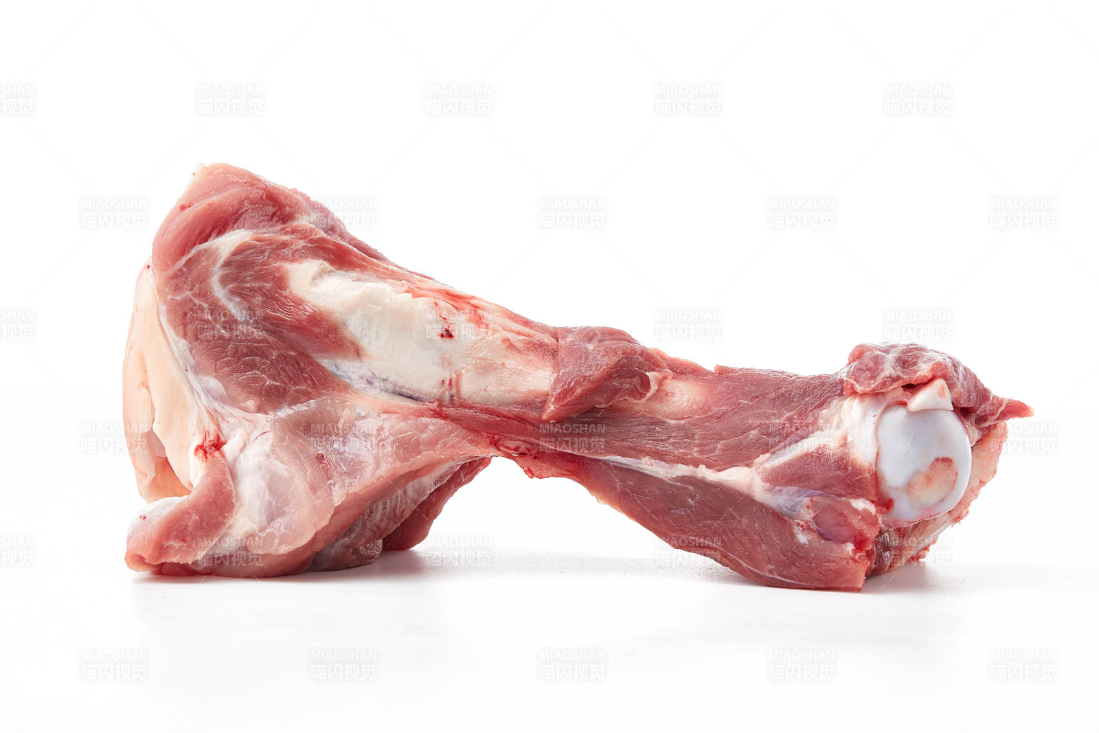 白色背景下的生鲜猪棒骨图片