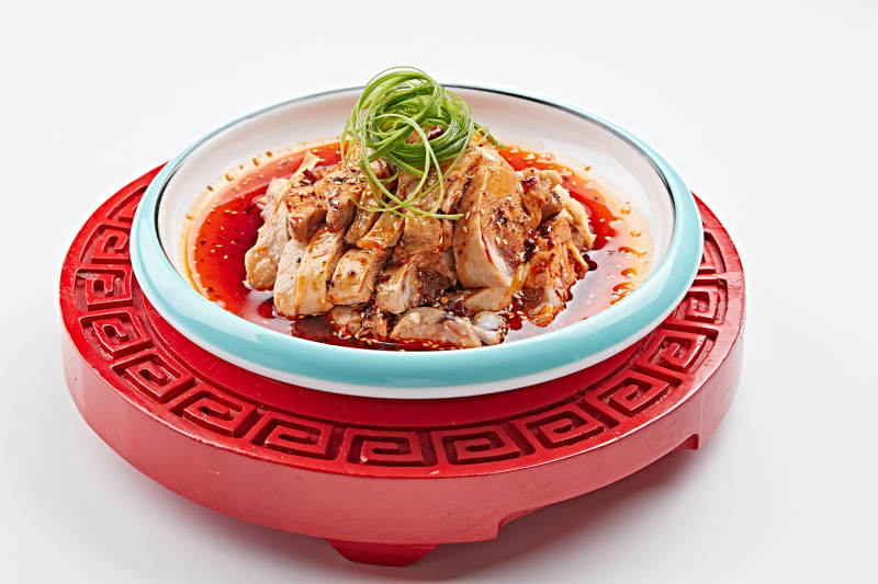 精美餐具装的红油香辣口水鸡图片