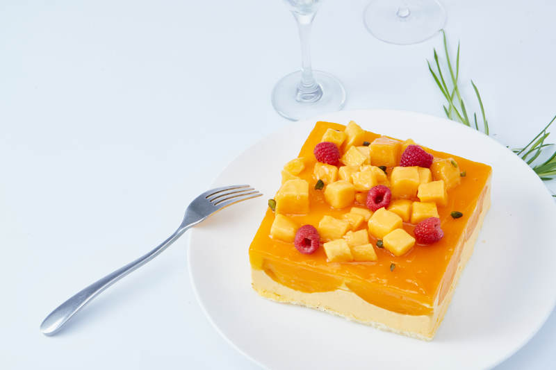 树莓芒果鲜奶慕斯蛋糕图片