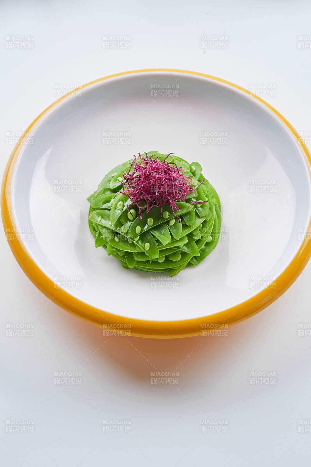 精美瓷餐具装的心里美萝卜丝配腌蜜豆图片