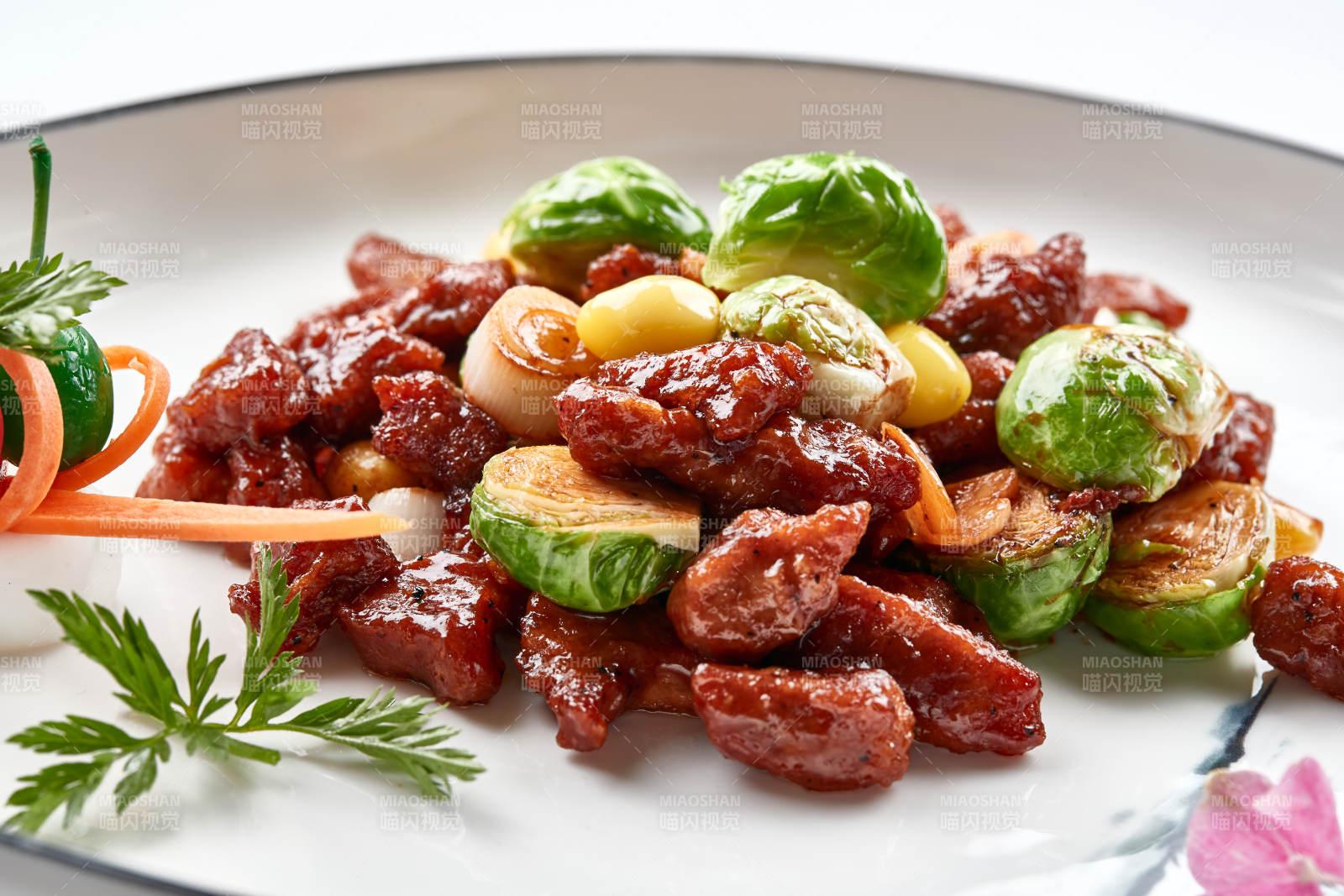 白色瓷盘装的酱爆银杏小甘蓝黑胡椒牛仔粒图片