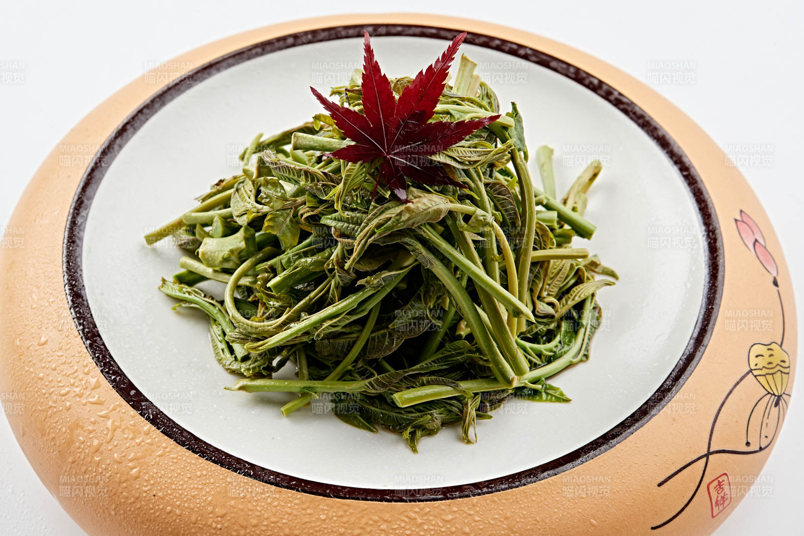 精美餐具装的焯水鲜香椿图片