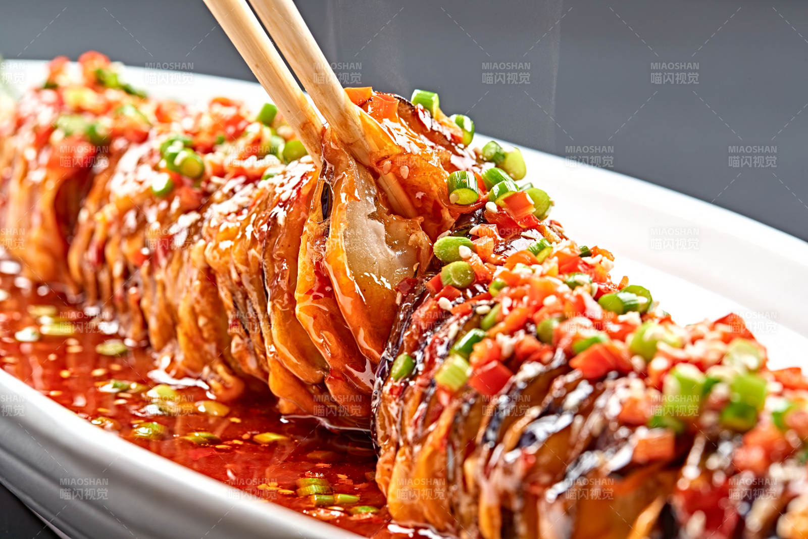 白色瓷盘装的川味鱼香红油酿茄子图片