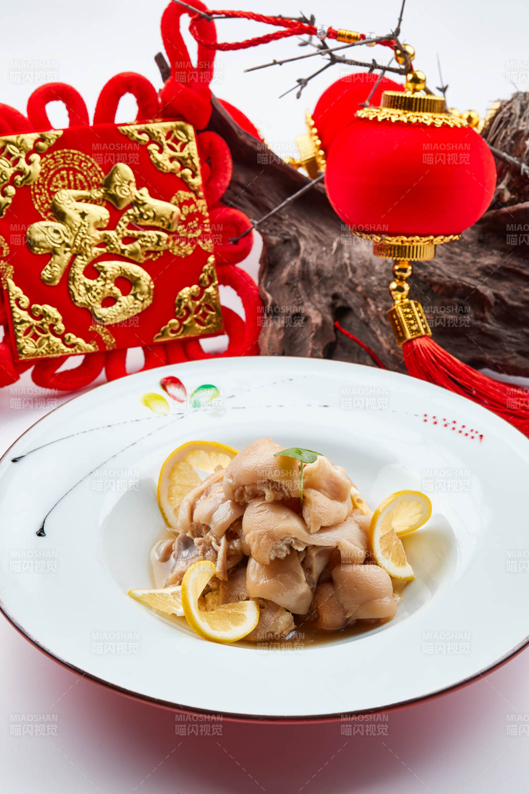 白色瓷盘装的的凉拌猪脚图片