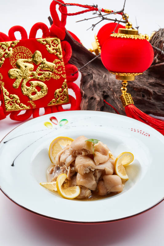 白色瓷盘装的的凉拌猪脚图片