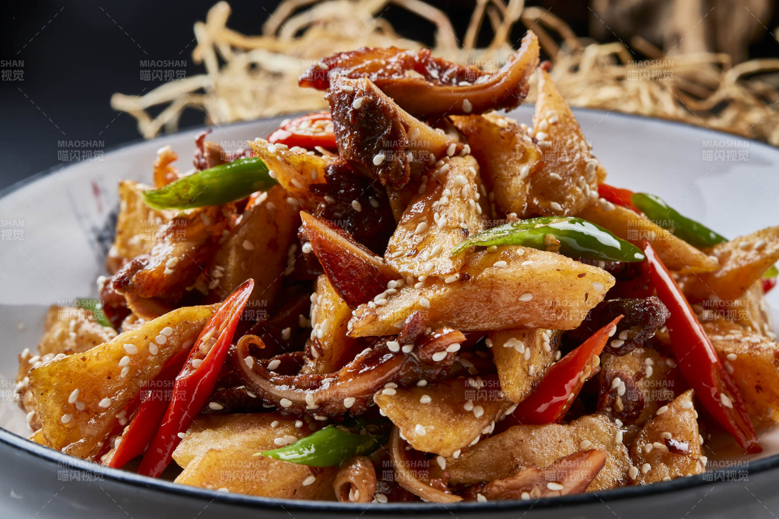 青瓷盘装的酱香红薯脆猪耳图片