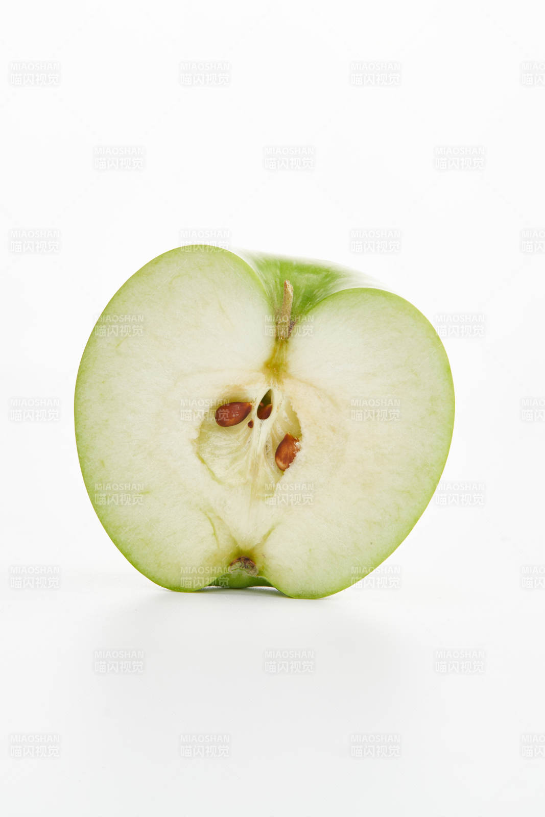 白色背景上摆放的新鲜苹果图片