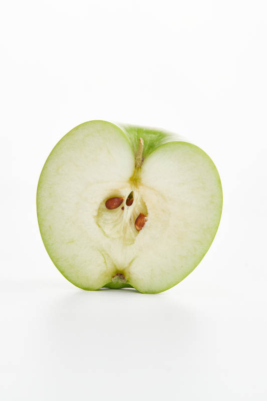 白色背景上摆放的新鲜苹果图片
