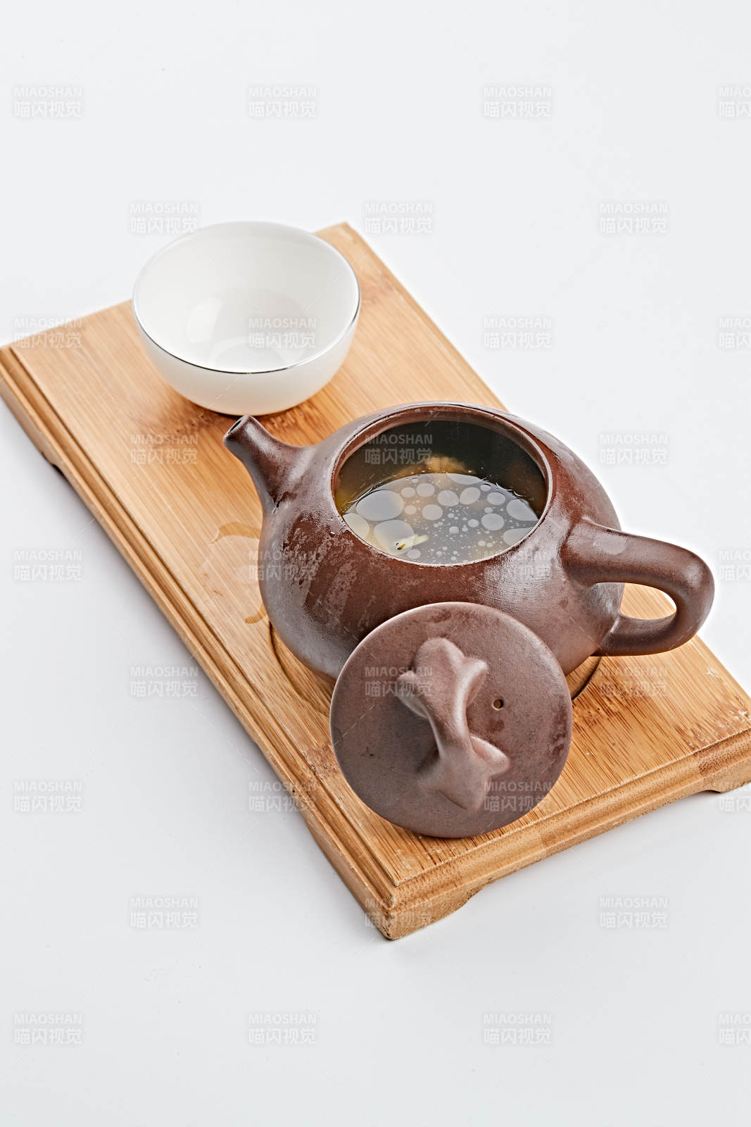 白色背景上摆放的紫砂当归土鸡汤图片