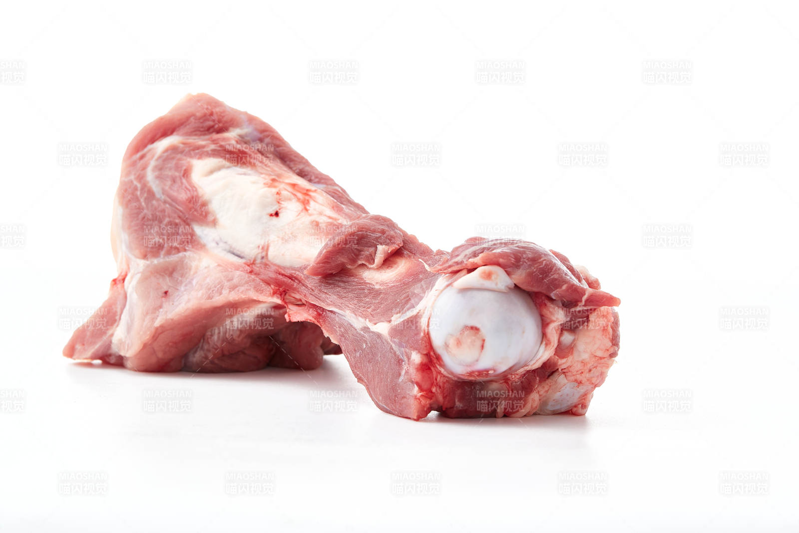 白色背景下的生鲜猪棒骨图片