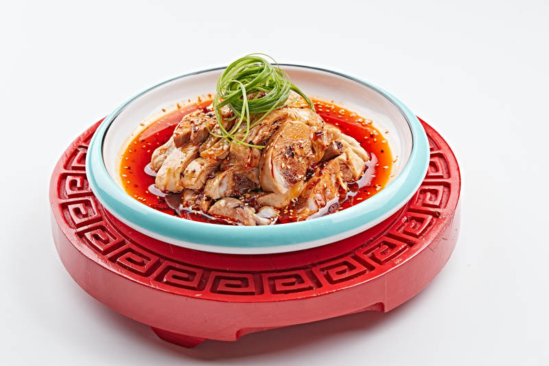 精美餐具装的红油香辣口水鸡图片