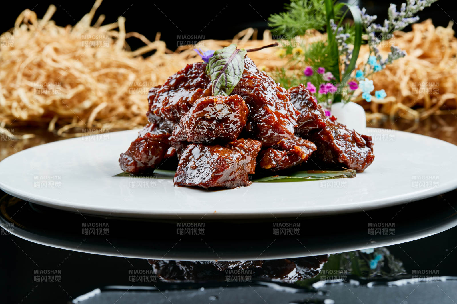 白色瓷盘装的的家常酱炖牛肉图片