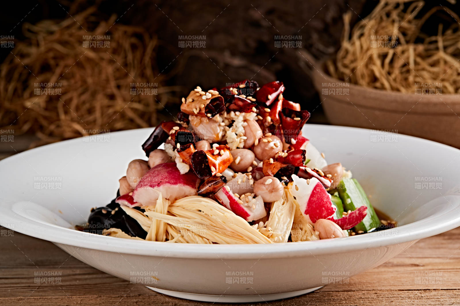 白色瓷盘装的捞汁果仁木耳黄瓜拌腐竹图片