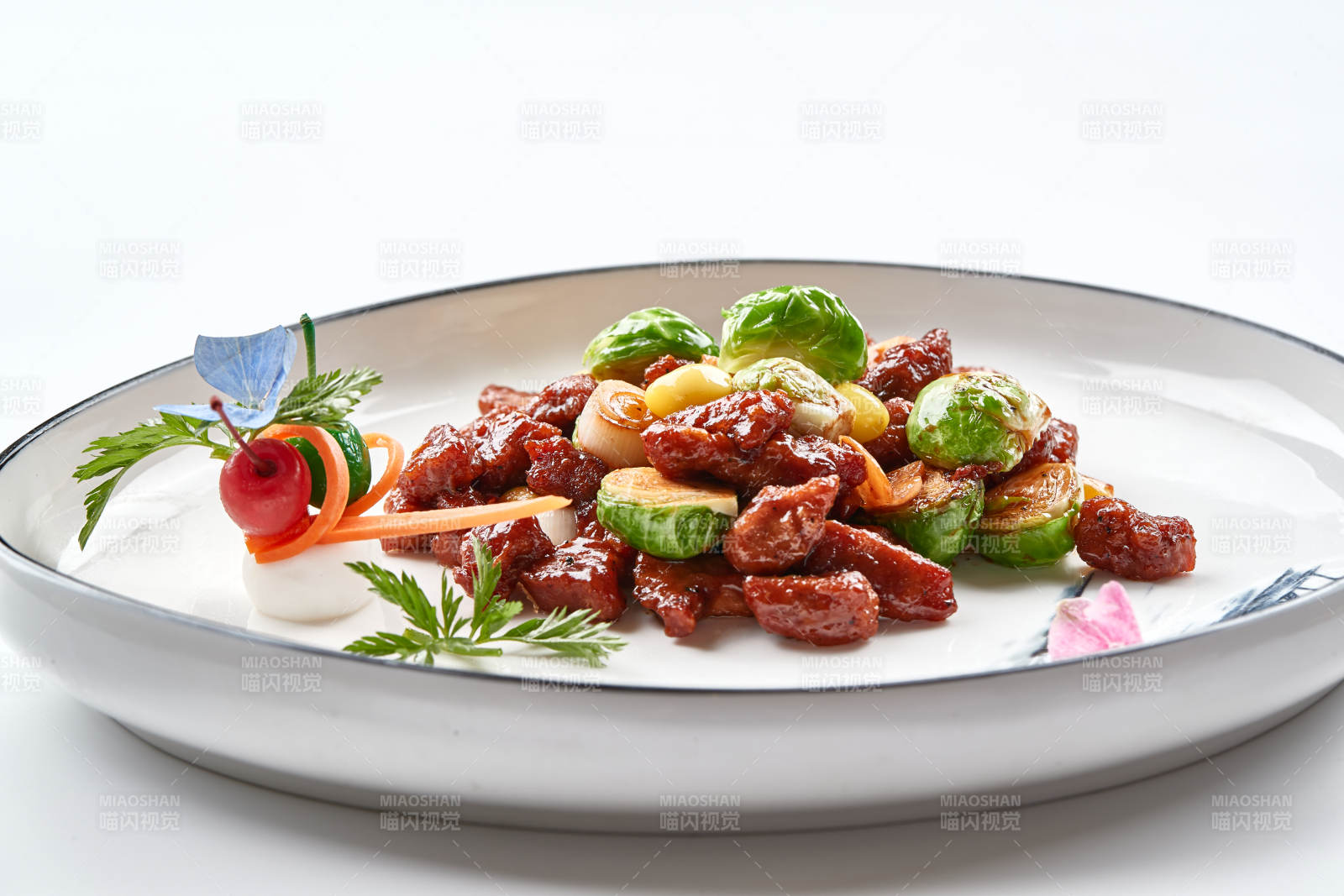 白色瓷盘装的酱爆银杏小甘蓝黑胡椒牛仔粒图片