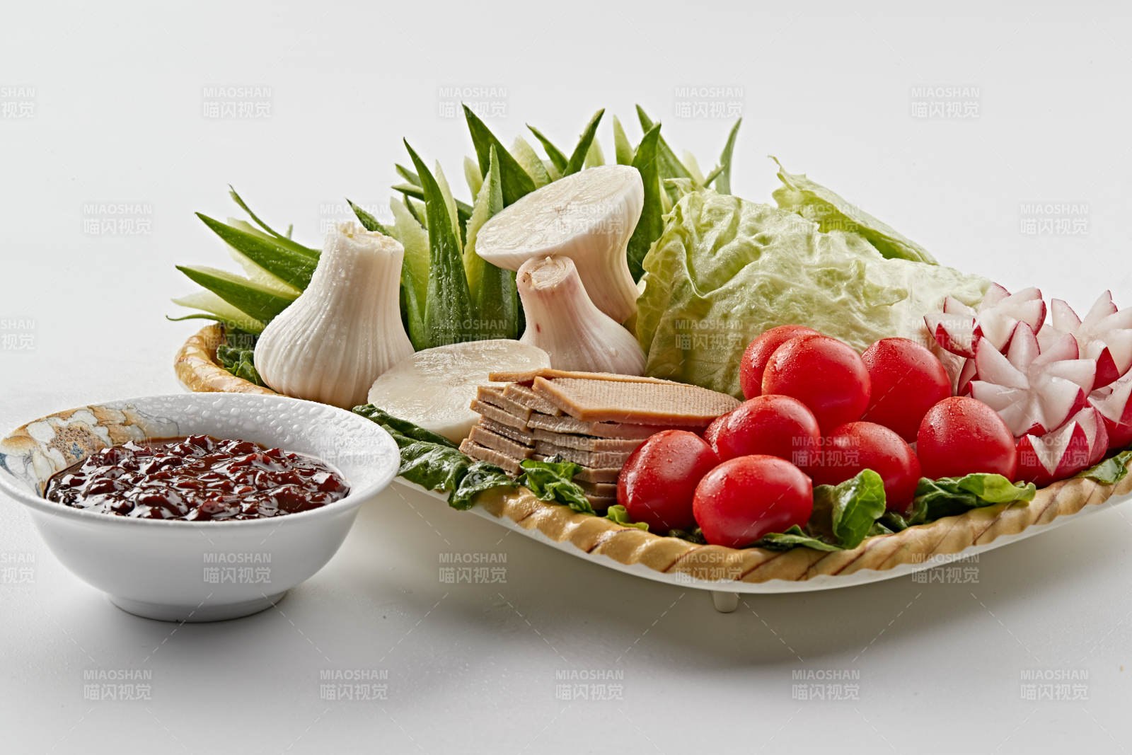 竹制餐具装的农建田园时蔬熏豆干图片