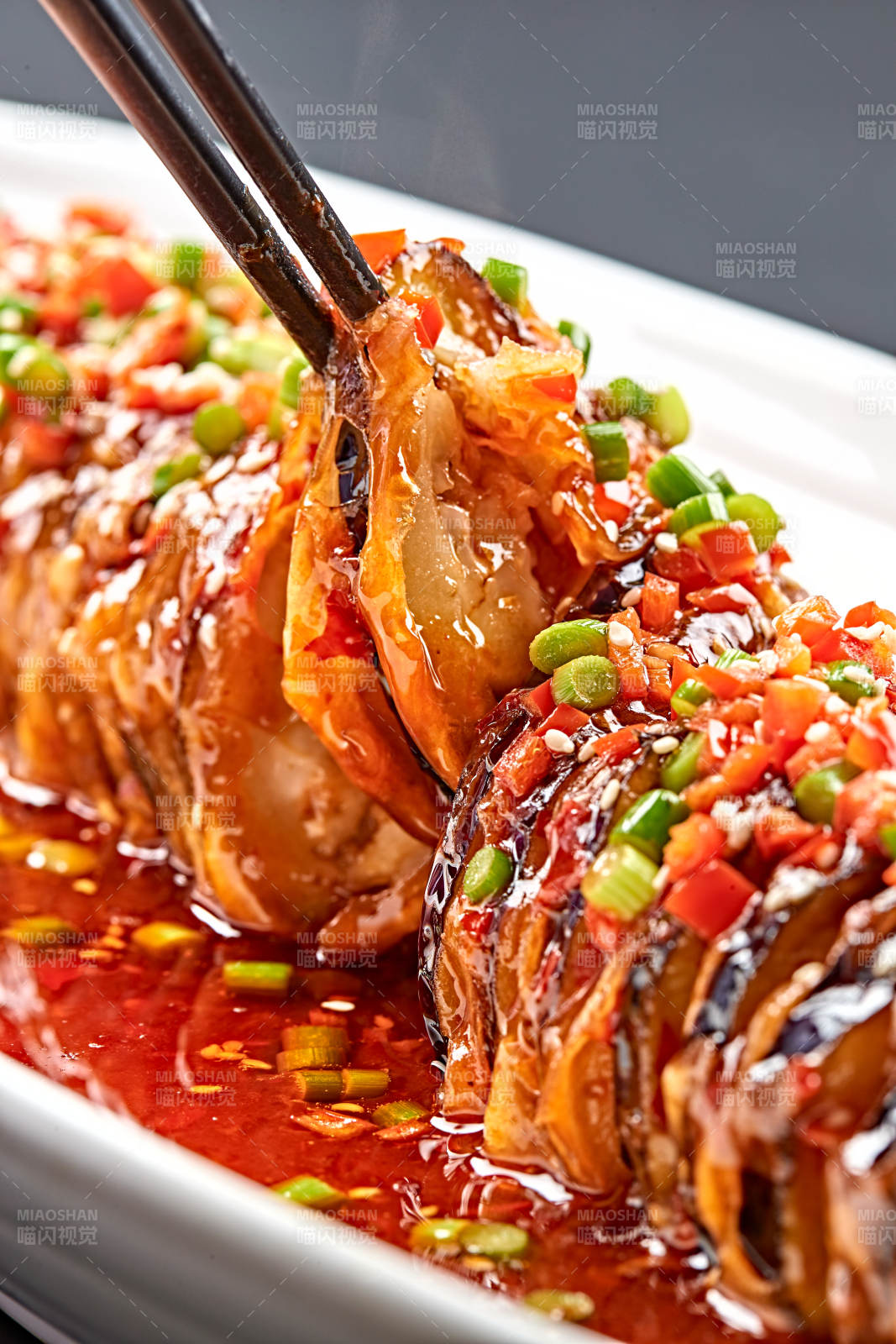 白色瓷盘装的川味鱼香红油酿茄子图片