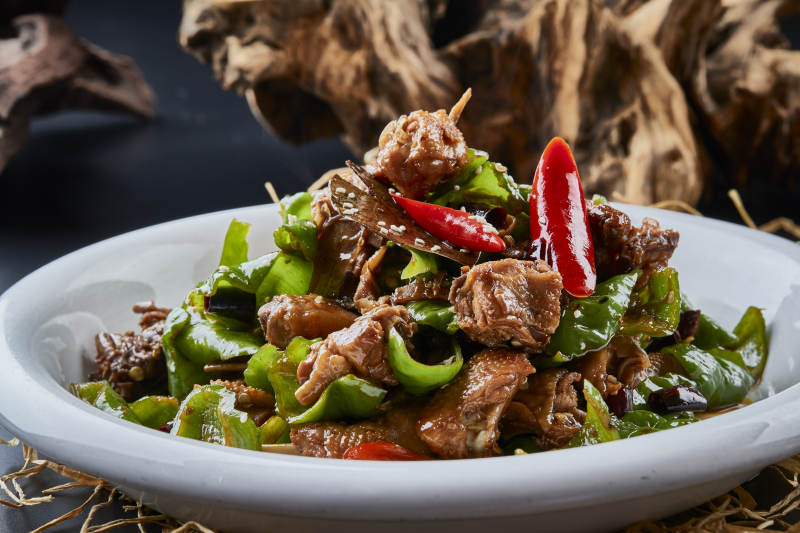 白色瓷盘装的川香辣子鸡图片