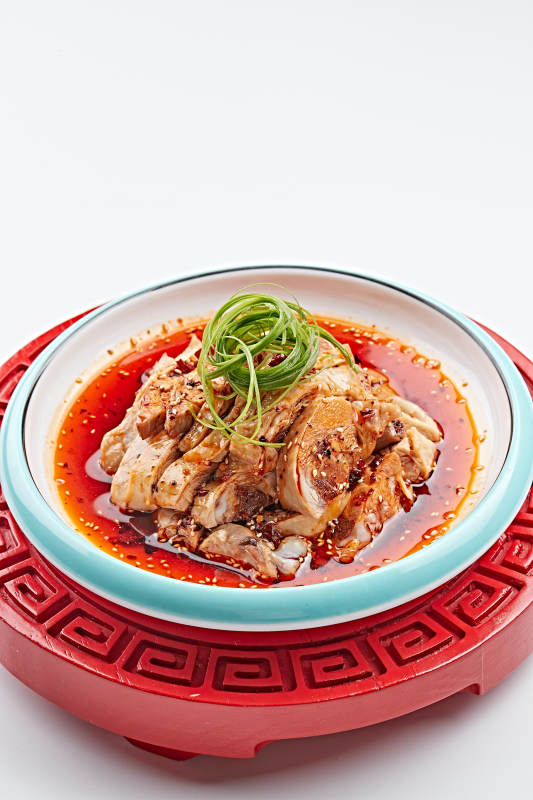 精美餐具装的红油香辣口水鸡图片