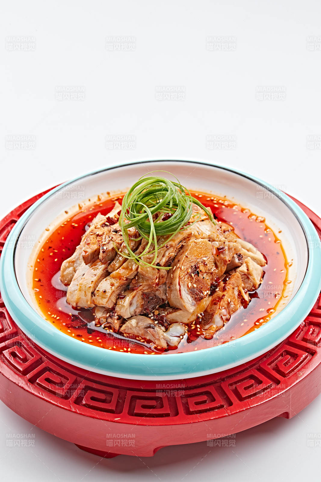 精美餐具装的红油香辣口水鸡图片