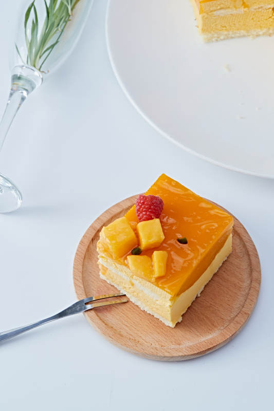 树莓芒果鲜奶慕斯蛋糕图片