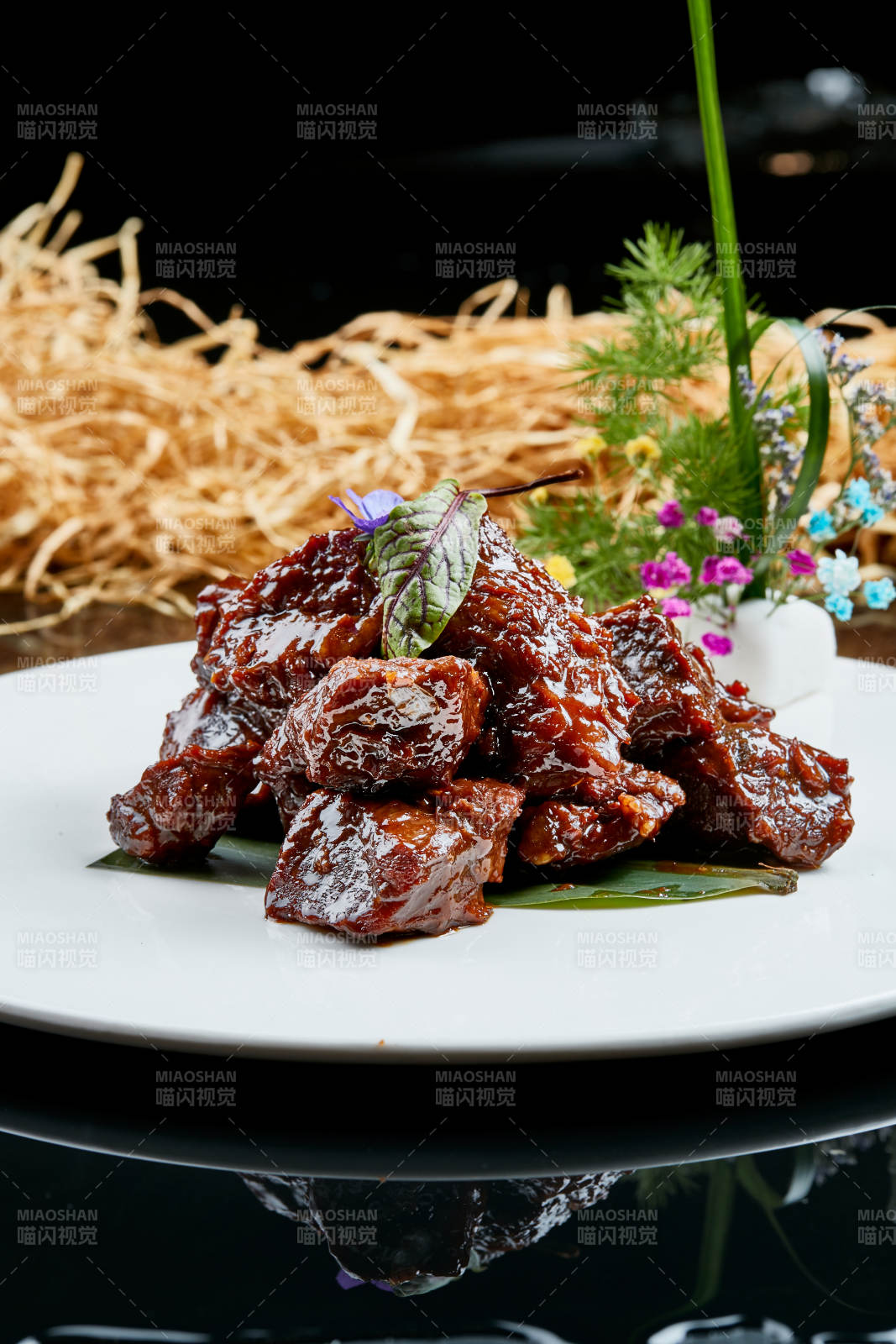 白色瓷盘装的的家常酱炖牛肉图片