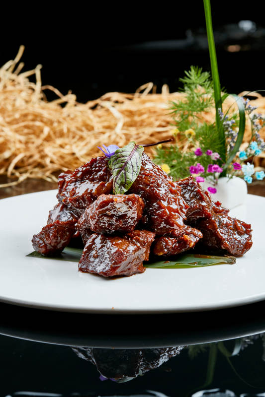 白色瓷盘装的的家常酱炖牛肉图片