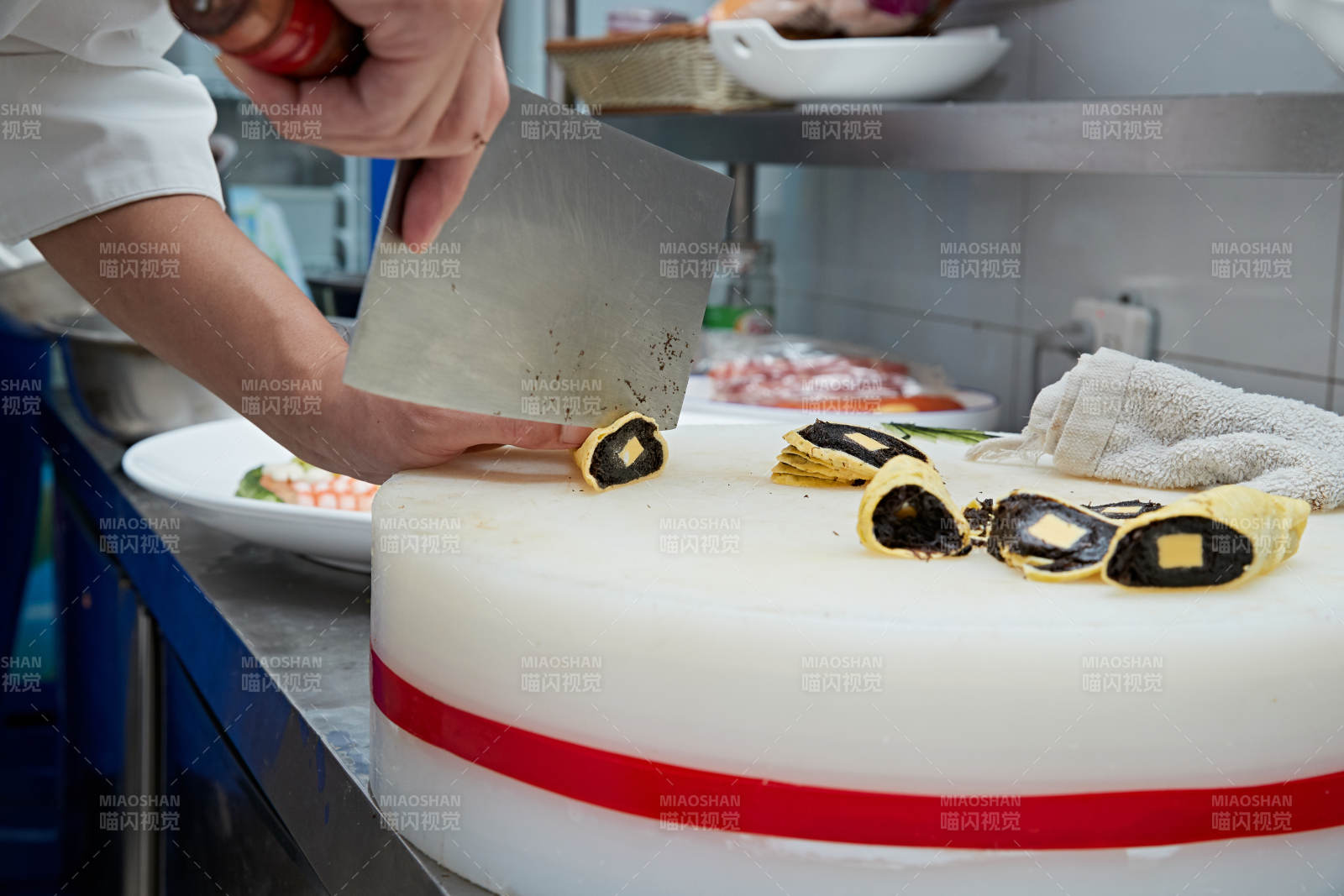 人与食物紧张忙碌的中餐厨房图片