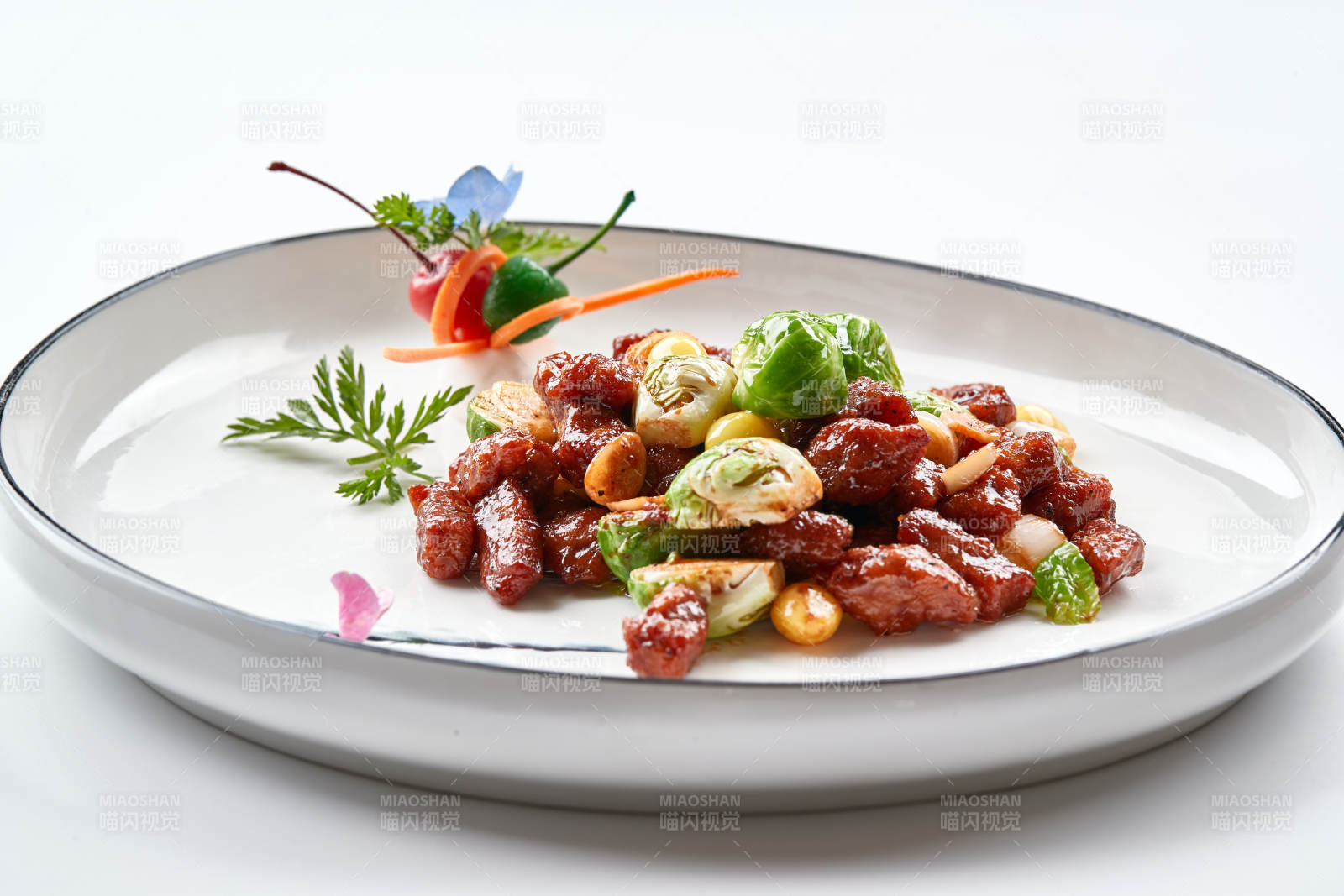 白色瓷盘装的酱爆银杏小甘蓝黑胡椒牛仔粒图片