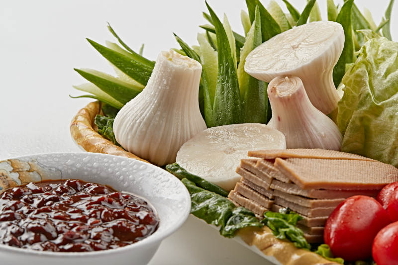 竹制餐具装的农建田园时蔬熏豆干图片