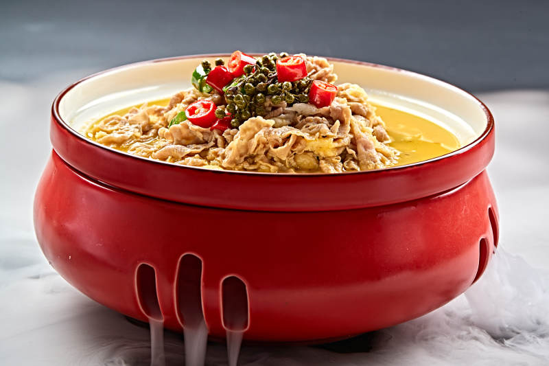 精美餐具装的藤椒鲜辣酸汤羊肉图片