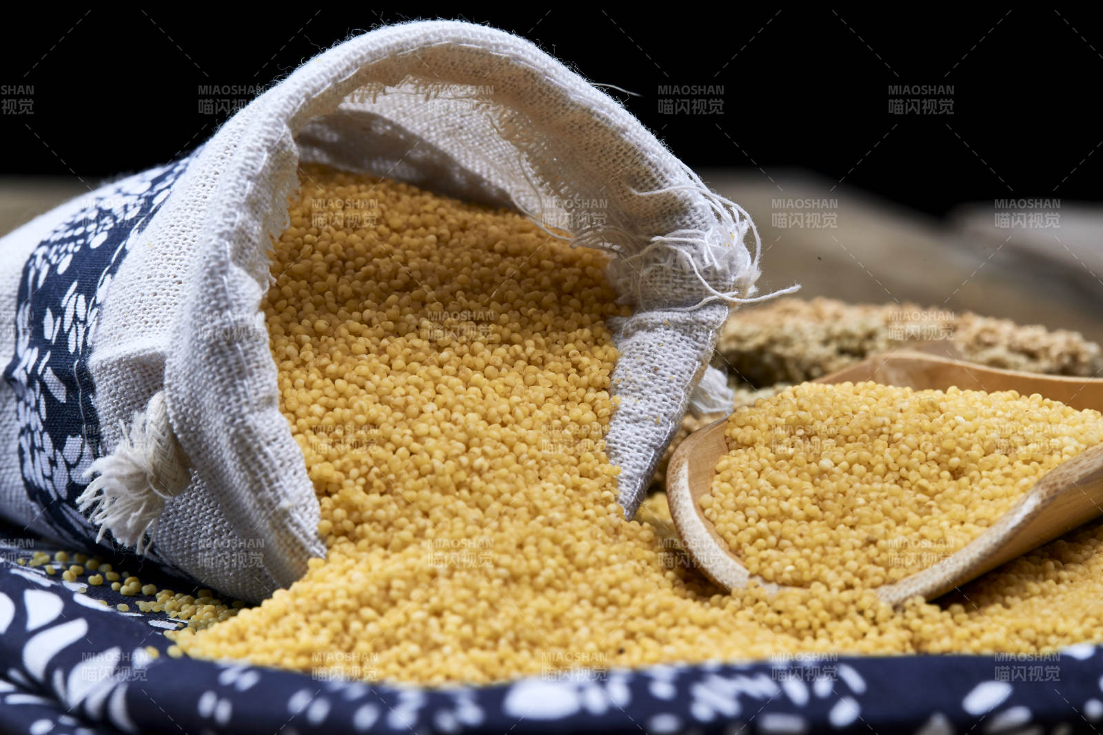 质量上乘的金黄小米粟米图片