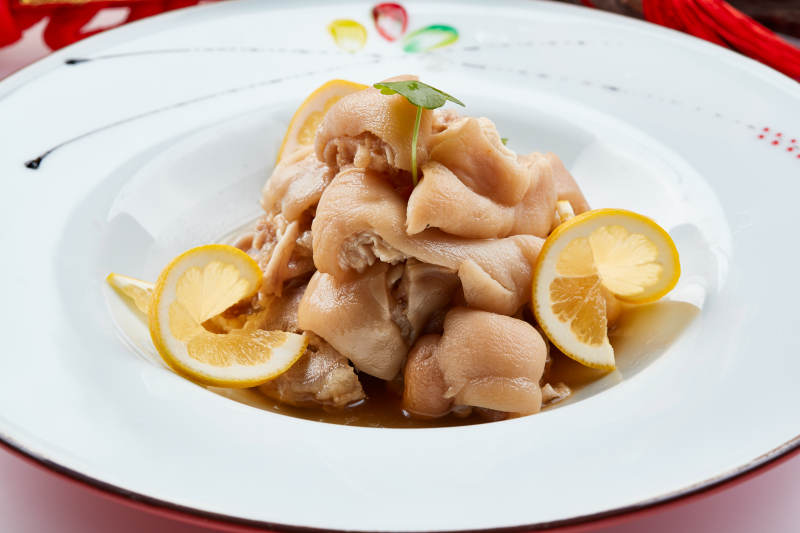 白色瓷盘装的的凉拌猪脚图片