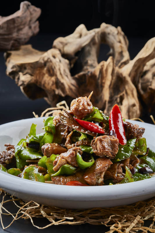 白色瓷盘装的川香辣子鸡图片