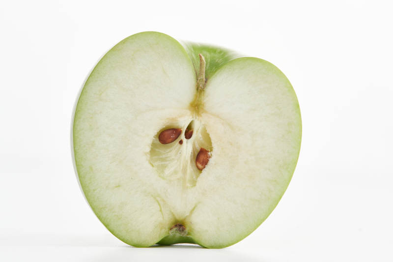 白色背景上摆放的新鲜苹果图片