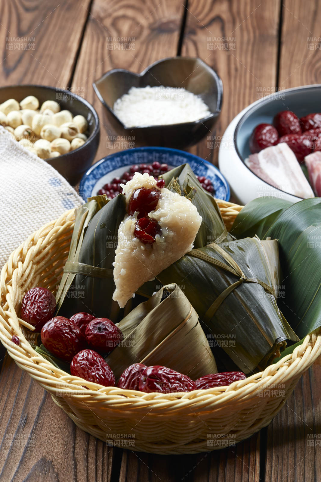 端午节的粽子和原材料图片