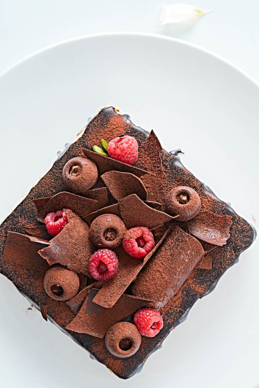 可可撒粉黑巧克力奶酪慕斯蛋糕图片