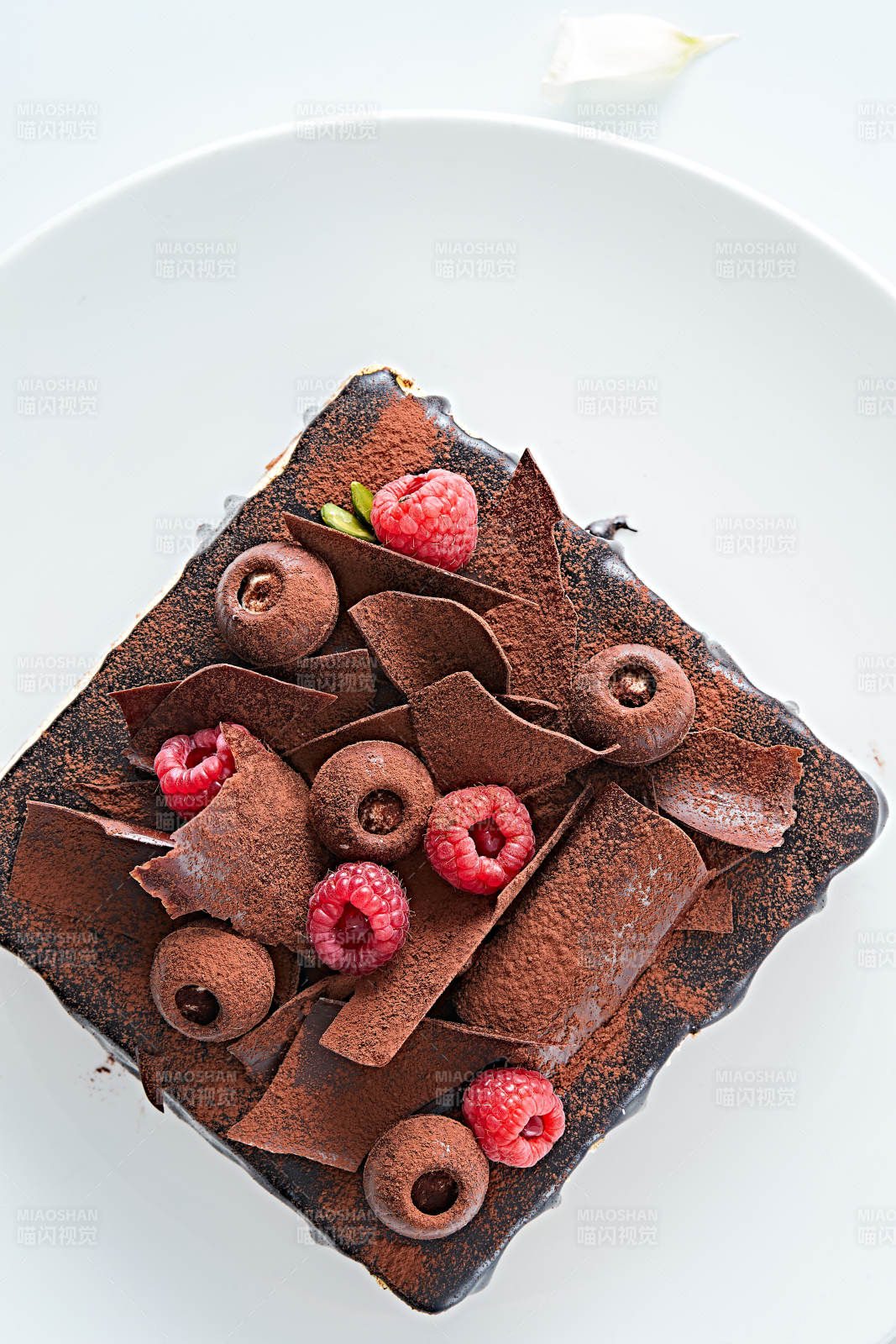 可可撒粉黑巧克力奶酪慕斯蛋糕图片