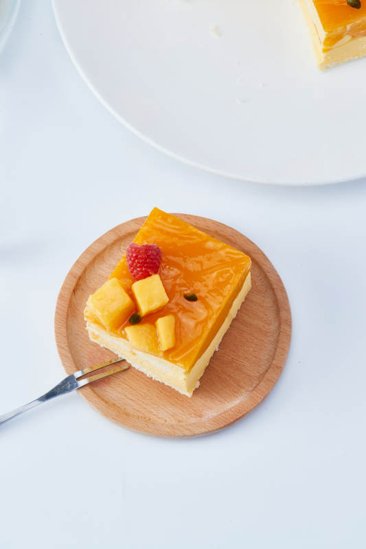 树莓芒果鲜奶慕斯蛋糕图片