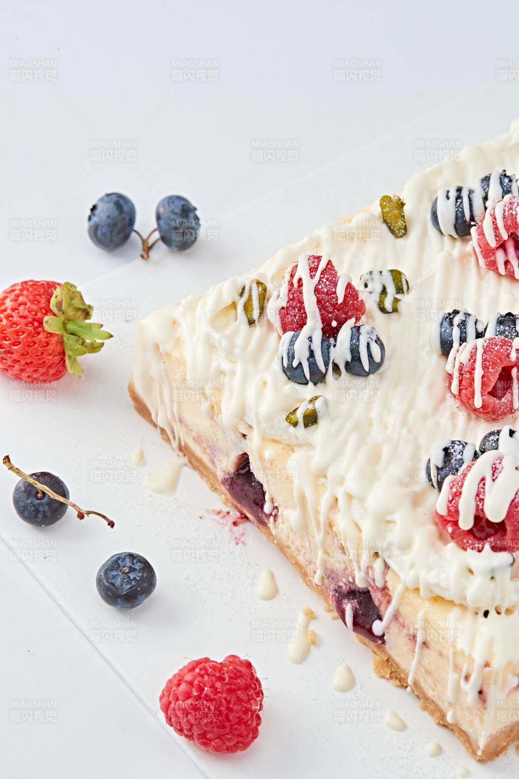 蓝莓树莓鲜奶慕斯蛋糕图片