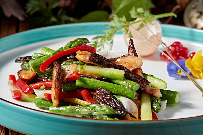 粤式经典小炒彩椒芦笋羊肚菌图片