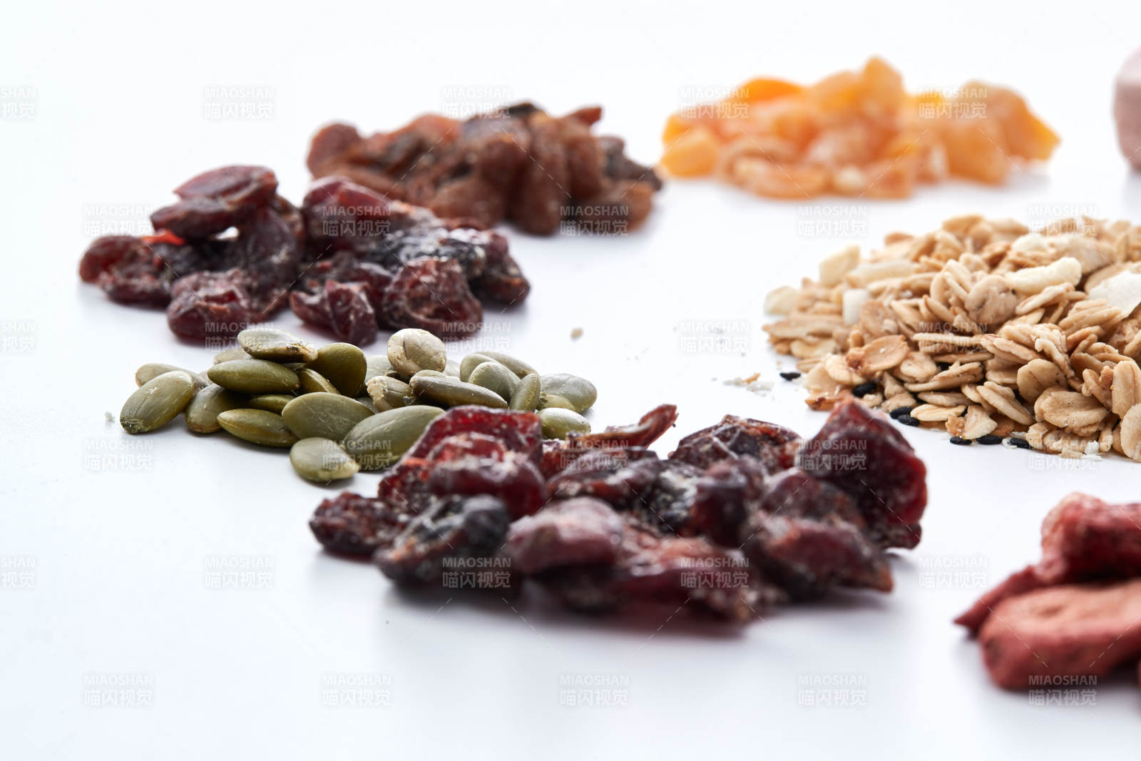 美味健康的营养早餐坚果混合烤燕麦图片